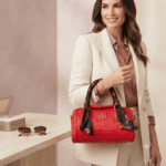 Cartera STEVE MADDEN Tipo Baúl Rojo con Pañuelo de Cerezas