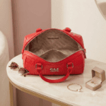 Cartera STEVE MADDEN Tipo Baúl Rojo con Pañuelo de Cerezas - Imagen 5